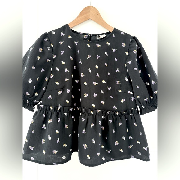 H&M Tops - 🛍️$5 SALE - H&M Black Floral Peplum Top, size medium.